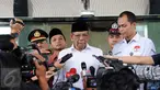 Anggota Dewan Pertimbangan Presiden (Watimpres) KH. Hasyim Muzadi (tengah) memberikan keterangan kepada wartawan di gedung KPK, Jakarta, Senin (18/1). Kedatangan Hasyim ke KPK dalam rangka silaturahmi dengan lima pimpinan KPK. (Liputan6.com/Helmi Afandi)
