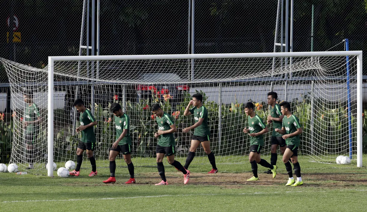 Pemain Timnas Indonesia U-22 saat latihan di Lapangan ABC, Senayan, Jakarta, Jumat (11/1). Latihan sekaligus seleksi pemain ini untuk persiapan turnamen Piala AFF U-22. (Bola.com/M Iqbal Ichsan)