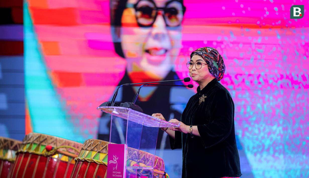 <p>Ketua umum Gimnastik Indonesia sekaligus ketua LOC, Ita Yuliati memberikan sambutan saat upacara pembukaan Kejuaraan Dunia Gimnastik 2025 yang berlangsung di Indonesia Arena, Senayan, Jakarta, Minggu (19/10/2025). (Bola.com.Bagaskara Lazuardi)</p>