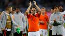 Bek Belanda, Daley Blind, menyapa suporter usai mengalahkan Jerman pada laga Kualifikasi Piala Dunia 2022 di Hamburg, Jumat (6/9). Jerman kalah 2-4 dari Belanda. (AFP/Odd Andersen)