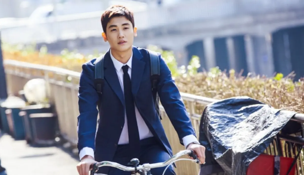 Park Hyung Sik dikenal saat berakting di beberapa judul drama. Ia terlihat semakin tampan saat dirinya mengenakan pakaian formal seperti jas. (Foto: soompi.com)