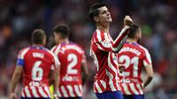 Selebrasi striker Atletico Madrid, Alvaro Morata setelah mencetak gol ke gawang Cadiz pada laga Liga Spanyol 2022/2023 di Wanda Metropolitano Stadium, Madrid (3/5/2023). Klub Arab Saudi, Al Taawoun sempat memberi penawaran kepada striker Atletico Madrid, Alvaro Morata dengan gaji senilai 50 juta euro atau setara Rp820 miliar per musim. Namun Alvaro Morata memilih bertahan bersama Atletico Madrid yang segera memberinya perpanjangan kontrak. (AFP/Pierre-Philippe Marcou)