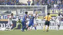 Gelandang Persib, Raphael Maitimo, melakukan protes ke wasit saat melawan Bali United pada laga Liga 1 Indonesia di Stadion Si Jalak Harupat, Bandung, Kamis, (21/9/2017). Kedua klub bermain imbang 0-0. (Bola.com/M Iqbal Ichsan)