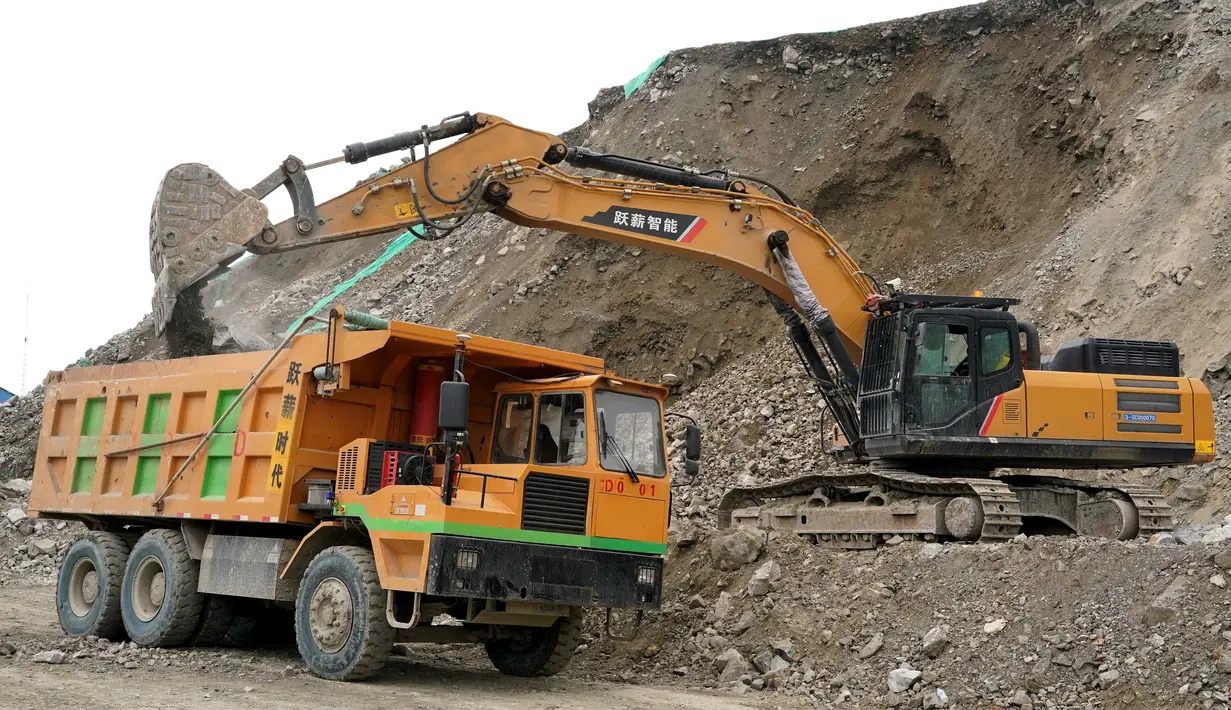 Ekskavator nirawak dioperasikan menggunakan kendali jarak jauh di Tambang Sandaozhuang China Molybdenum Co., Ltd, Luanchuan, Provinsi Henan, China, 12 Agustus 2020. Sejak 2019, teknologi 5G telah diterapkan dalam operasional Tambang Sandaozhuang. (Xinhua/Li An)