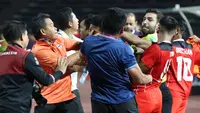 Hampir dua bulan setelah laga final cabang olah raga sepak bola SEA Games 2023 Kamboja antara Timnas Indonesia U-22 menghadapi Thailand yang diwarnai keributan, AFC sebagai induk sepak bola Asia akhirnya menjatuhkan sanksi kepada beberapa pemain dan ofisial tim kedua kubu. Para pemain dan ofisial tim Timnas Indonesia U-22 mendapatkan sanksi lebih ringan dibandingkan Thailand. Berikut daftar pemain dan ofisial tim Timnas Indonesia U-22 yang mendapatkan sanksi dari AFC. (Bola.com/Abdul Aziz)