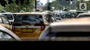 Ratusan mobil taksi terlihat mangkrak di kawasan Kranggan, Jati Sampurna, Bekasi, Jawa Barat, Jumat (18/9/2020). Masa pandemi COVID-19 membuat sejumlah perusahaan transportrasi umum mengurangi jam operasional guna menekan biaya perawatan. (Liputan6.com/Faizal Fanani)