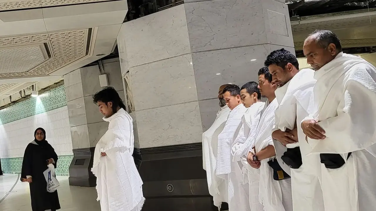 Abidzar Jadi Imam Sholat saat Umrah, Ini 6 Potretnya saat Pakai Busana Muslim