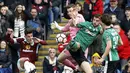 Pemain Burnley, Ashley Westwood (kiri) melakukan tembakan yang dihadang para pemain Lincoln City FC pada babak kelima Piala FA di Turf Moor, Sabtu (18/2/2017). Lincoln FC lolos ke perempat-final dengan skor 1-0. (Martin Rickett/PA via AP)