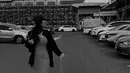 Azizah Salsha juga kenakan fitted dress abu-abu dengan cardigan hitam sambil menggeret koper [@azizahsalsha_]