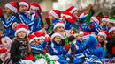 Para anggota Concord Dance Academy tampil di atas kendaraan hias dalam Parade Natal Tahunan Concord ke-73 di Concord, New Hampshire pada tanggal 23 November 2024. (Joseph Prezioso/AFP)