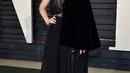 Scarlett Johansson, aktris berambut bondol dan blonde yang satu ini tampil dengan dress hitamnya. Dipadu dengan hiasan kain hitam berupa cape yang hanya terdapat di tangan sebelah kirinya ini membuat tampilan Scarjo menjadi unik. (AFP/Bintang.com)