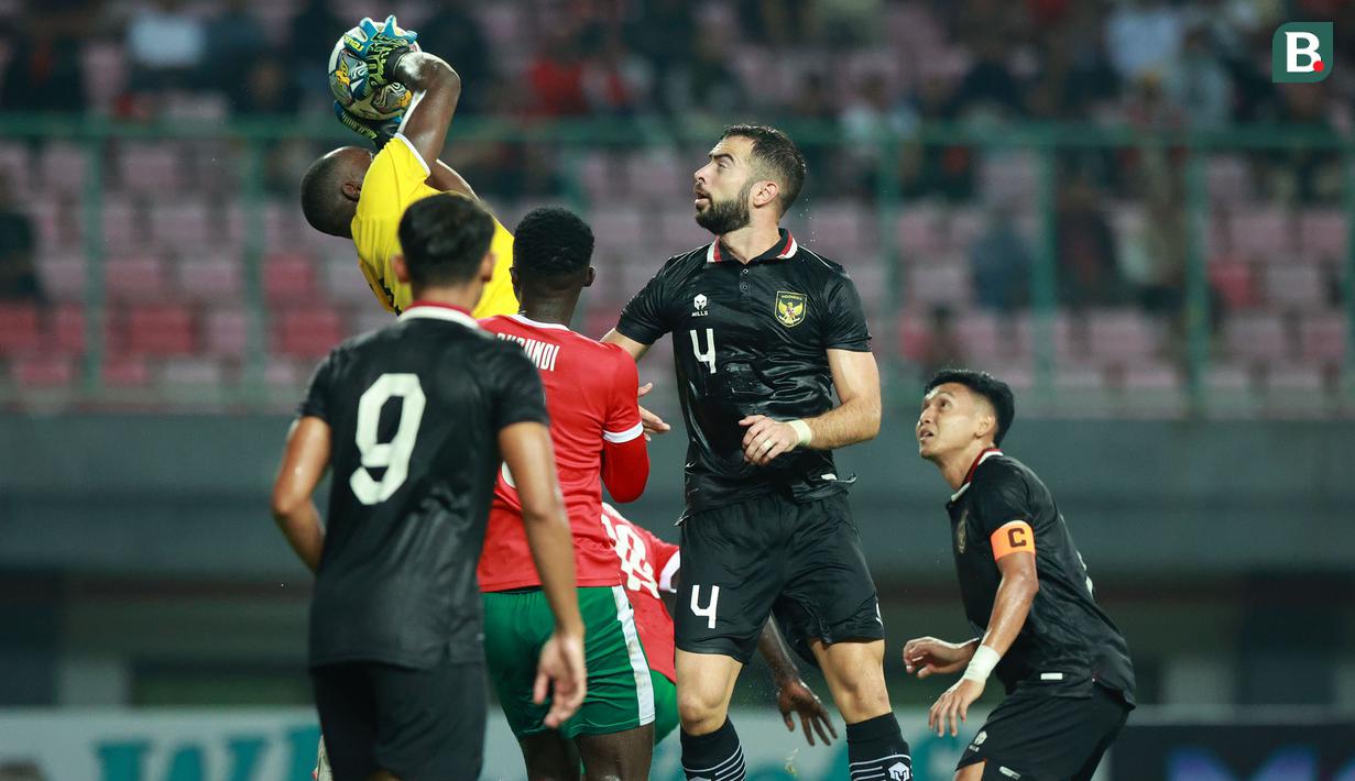 <p>Pemain Timnas Indonesia, Jordi Amat, berusaha mencetak gol ke gawang Burundi pada pertandingan kedua FIFA Matchday di Stadion Patriot Candrabhaga, Bekasi, Selasa (28/3/2023). (Bola.com/M Iqbal Ichsan)</p>