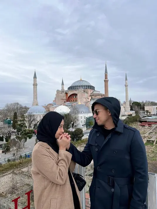 Dari unggahan di akun instagram masing-masing, keduanya tampak menikmati momen berdua di Istambul Turki. [Instagram/poppybungariphat]