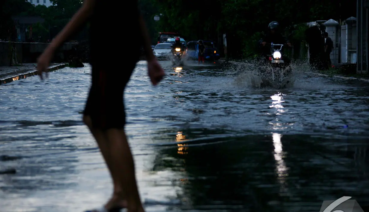 Debit air Kali Ciliwung yang penuh akibat hujan deras membuat air anak Kali Ciliwung di kawasan Cempaka Putih Tangah meluap, Jakarta Pusat, Jumat (5/12/2014). (Liputan6.com/Johan Tallo)