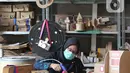 Perajin menyelesaikan pembuatan mainan dari kardus di Rumah Mainan Kardus, Depok, Jawa Barat, Kamis (1/10/2020). Mainan berbahan baku kardus tersebut dijual dengan harga Ro 50 ribu hingga Rp 1.200.000 tergantung besar kecil ukuranya dan tingkat kesulitan. (merdeka.com/Arie Basuki)