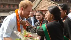 Panchakanya atau lima perawan khas budaya tradisional Nepal menyambut kedatangan Putra Mahkota Kerajaan Inggris, Pangeran Harry,  saat mengunjungi salah satu situs warisan Patan Durbar Square di Kathmandu, Minggu (20/3). (REUTERS/Prakash Mathema/Pool)