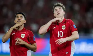 Pemain Timnas Indonesia, Ole Romeny dan Marselino Ferdinan melakukan selebrasi setelah mencetak gol ke gawang Bahrain pada laga kedelapan putaran ketiga Grup C kualifikasi Piala Dunia 2026 di Stadion Utama Gelora Bung Karno, Jakarta, Selasa (25/3/2025) malam WIB. (Bola.com/Bagaskara Lazuardi)