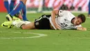 Jerman juga akan kehilangan Mario Gomez yang mengalami cedera hamstring saat melawan Prancis di semifinal nanti. Gomez dipastikan akan absen hingga Piala Eropa 2016 berakhir. (AFP/Nicolas Tucat)