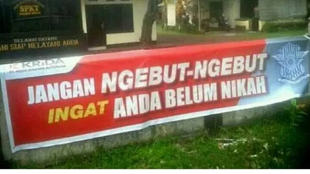 6 Imbauan Jangan Ngebut Karena Belum Menikah di Jalan Ini Kocak