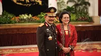 Kapolri Jenderal Pol. Badrodin Haiti dan Istri Ny. Tejaningsih Haiti berfoto bersama usai pelantikan sebagai Kepala Polri di Istana Negara, Jakarta, Jumat (17/4/2015). (Liputan6.com/Faizal Fanani)