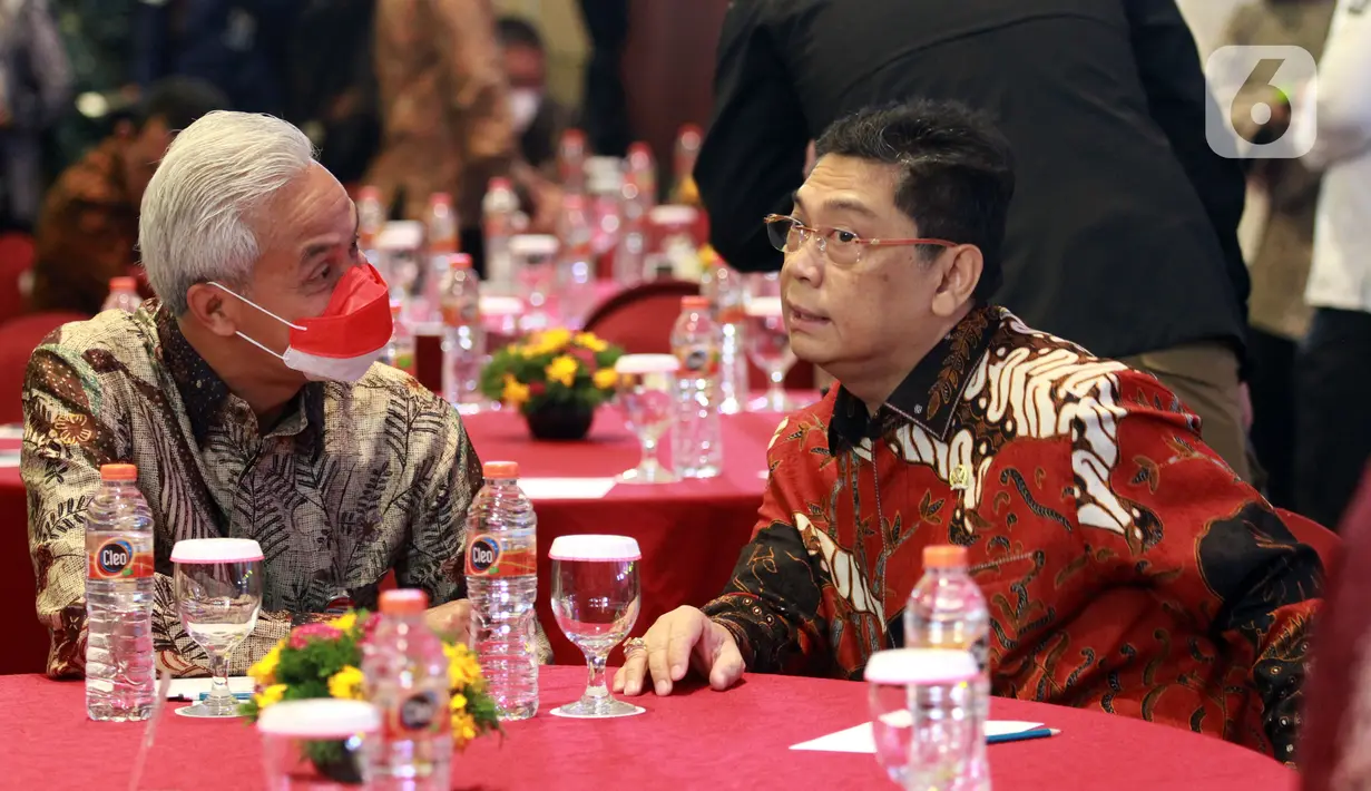 Ketua DPP PDIP Utut Adianto (kanan) berbincang dengan Gubernur Jawa Tengah yang juga kader PDIP Ganjar Pranowo saat menghadiri acara Anugerah Keterbukaan Informasi Publik Tahun 2022 di Tangerang, Banten, Rabu (14/12/2022). Partai Demokrasi Indonesia Perjuangan (PDIP) kembali berhasil meraih penghargaan Anugerah Keterbukaan Informasi Publik Tahun 2022 dari Komisi Informasi Pusat (KIP) RI yang diwakili oleh Ketua DPP PDIP Utut Adianto. (Liputan6.com/Johan Tallo)