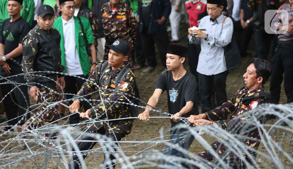 Yaqut Cholil Qoumas sempat melakukan perlawanan hukum dengan mengajukan permohonan praperadilan. Pada Rabu 11 Maret 2026, Hakim Tunggal Pengadilan Negeri Jakarta Selatan Sulistyo Muhammad Dwi Putro menolak permohonan praperadilan yang diajukan Yaqut Cholil Qoumas. Tampak dalam foto, anggota dan simpatisan Barisan Ansor Serbaguna (Banser) saat berunjuk rasa di depan gedung Merah Putih Komisi Pemberantasan Korupsi (KPK), Jakarta, Kamis (12/3/2026). (Liputan6.com/Helmi Fithriansyah)