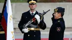 Mayor Jenderal, Alenka Ermenc memberi hormat pada bendera Angkatan Darat Slovenia selama upacara pengambilalihan di Ljubljana, Rabu (28/11). Slovenia menunjuk Ermenc (55) untuk menempati posisi kepala tentara negara tersebut. (AP/Darko Bandic)Mayor Jender