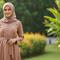 Wanita berhijab memakai outfit warna coksu. [Foto: Gemini]
