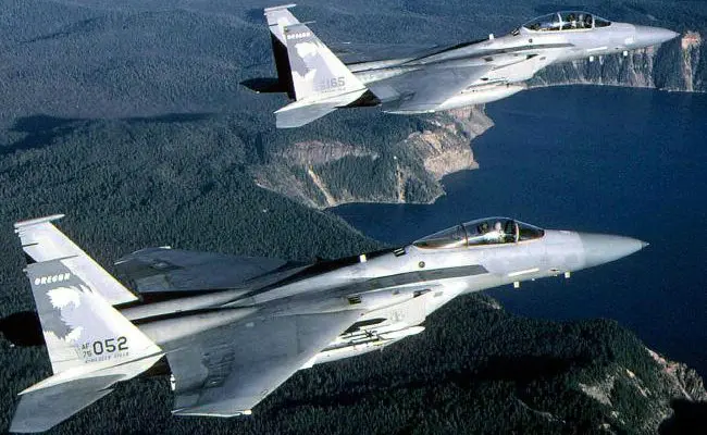 Ilustrasi dua pesawat jet tempur F-15 sedang terbang di atas Crater Lake di negara bagian Oregon. (Sumber USAF)