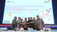Jajaran Direksi PT Telkom Indonesia (Persero) Tbk berfoto bersama usai penyelenggaraan Rapat Umum Pemegang Saham Tahunan Tahun Buku 2022 di Jakarta, Selasa (30/5).