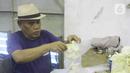 Pembudidaya jamur tiram, Buhari (kiir) memasukan jamur tiram ke dalam plastik di kawasan Kebon Baru, Tebet, Jakarta, Senin (6/2/2023). Budidaya jamur tiram yang sudah berjalan sejak tahun 2022 tersebut kini sudah mencapai 3.000 baglog, Setiap harinya kini dapat memanen lima kilogram jamur yang dijual seharga Rp 20.000 hingga 36.000 per kilogram. (Liputan6.com/Herman Zakharia)