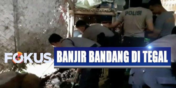 Warga Dibantu Polisi Bersihkan Sisa Lumpur Banjir Bandang di Tegal
