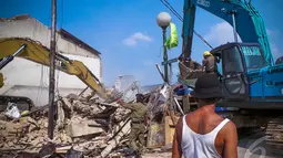 Seorang warga melihat proses penghancuran bangunan yang dilakukan oleh Pemprov DKI Jakarta dengan menggunakan Eskavator, Jakarta, Rabu (28/8/2014) (Liputan6.com/Faizal Fanani)