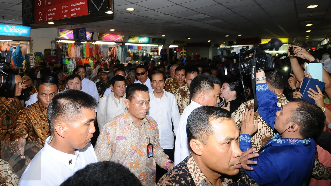 20160909-Jokowi Ajak Duterte Blusukan ke Pasar Tanah Abang-Jakarta