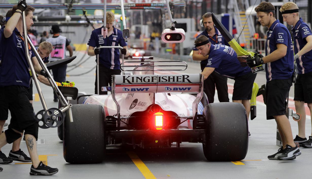 Tim mekanik Force India saat mempersiapkan mobil pebalap Sergio Perez pada sesi latihan bebas F1 GP Singapura di Marina Bay City Circuit, (15/9/2017). (AP/Wong Maye-E)