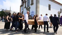 Kabar duka meninggalnya penyerang Timnas Portugal dan Liverpool, Diogo Jota bersama saudaranya dalam sebuah kecelakaan mobil di Spanyol pada 3 Juli 2025, memicu kesedihan yang meluas. Upacara pemakaman dihadiri sejumlah pesepak bola, baik yang bermain di Timnas Portugal maupun dari berbagai klub dunia terutama Liverpool. (FILIPE AMORIM/AFP)