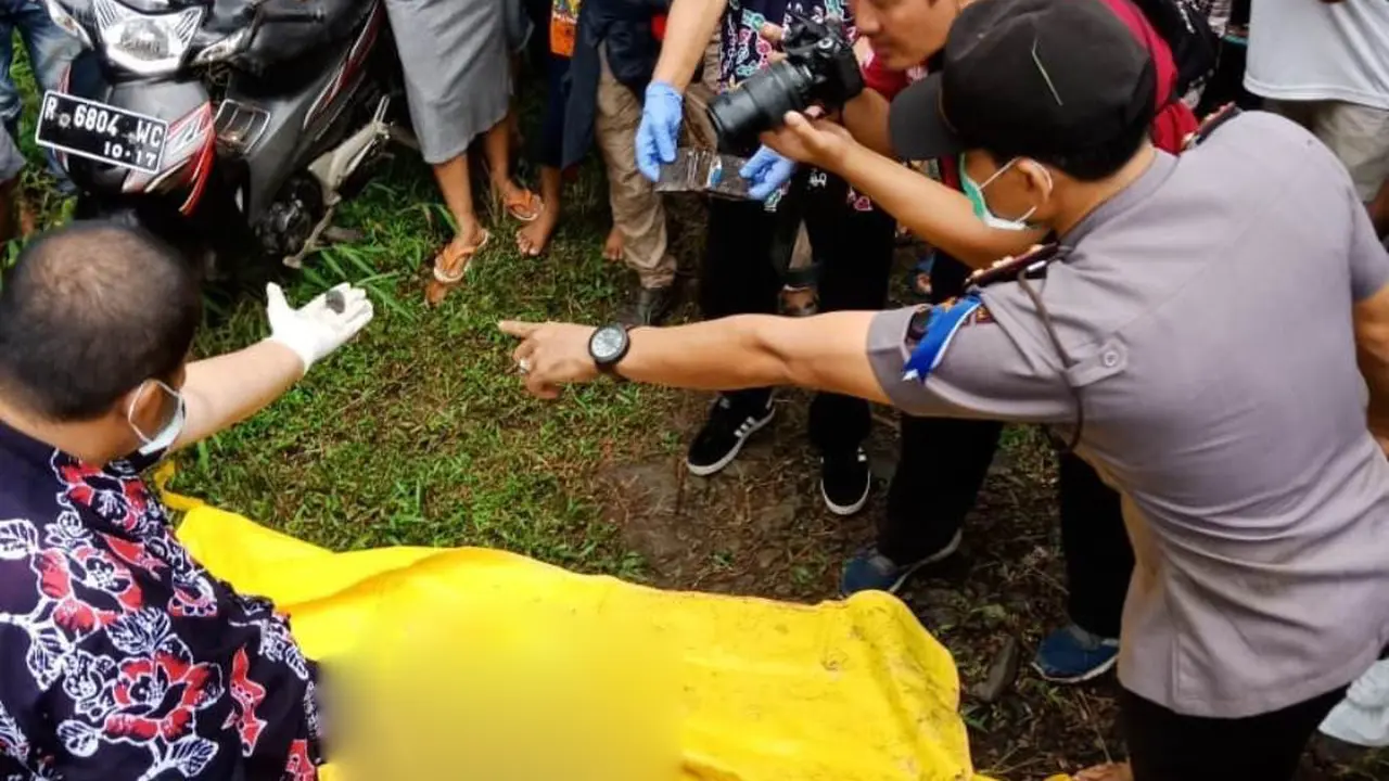 Desa Ponjen, Purbalingga digegerkan penemuan kerangka manusia tak utuh di tengah hutan (Liputan6.com/Galoeh Widura)