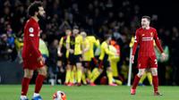 Pemain Liverpool Andrew Robertson (kanan) bereaksi setelah pemain Watford Troy Deeney mencetak gol ke gawang timnya dalam pertandingan Liga Inggris di Vicarage Road Stadium, Watford, Inggris, Sabtu (29/2/2020). Watford membantai Liverpool 3-0. (AP Photo/Alastair Grant)