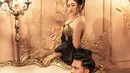 Foto prewedding pertama Ochi dan Lutfi mengambil tema gold black yang ciptakan vibes khas old money [@riomotret]