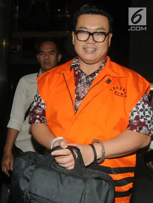 Ekspresi Perum Perindo, Risyanto Suanda usai menjalani pemeriksaan 1x24 jam oleh penyidik di Gedung KPK, Jakarta, Rabu (25/9/2019). Risyanto resmi ditetapkan sebagai tersangka menerima suap terkait izin kuota impor jenis ikan frozen pacific mackerel atau ikan salem. (merdeka.com/Dwi Narwoko)