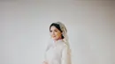 Setelah semaan Al-Qur-an, acara dilanjutkan dengan pengajian. Untuk Pengajian, Erina Gudono memilih busana yang berbeda. Ia mengenakan busana berwarna putih rancangan Artkea. Foto: Instagram.