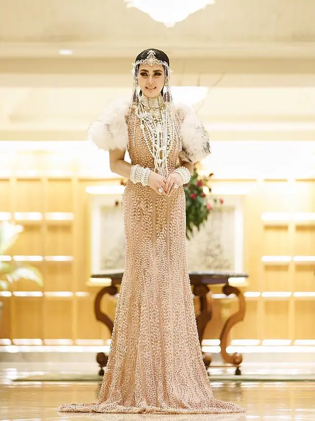 [Bintang] Cetar Membahana, Ini 8 Foto Syahrini dengan Hiasan Kepala yang Heboh