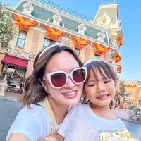 Shandy Aulia dan Clare kerap habiskan waktu bersama dengan jalan-jalan ke luar negeri. Terbaru, keduanya terlihat quality time dengan bermain di Disneyland [@shandyaulia]