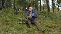 Presiden Rusia, Vladimir Putin berpose ketika menghabiskan waktu di kawasan hutan pegunungan Siberia, pada 6 Oktober 2019. Kremlin merilis gambar Presiden Vladimir Putin saat merayakan hari ulang tahun ke-67 pada Senin (7/10/219). (Alexey DRUZHININ / Sputnik / AFP)