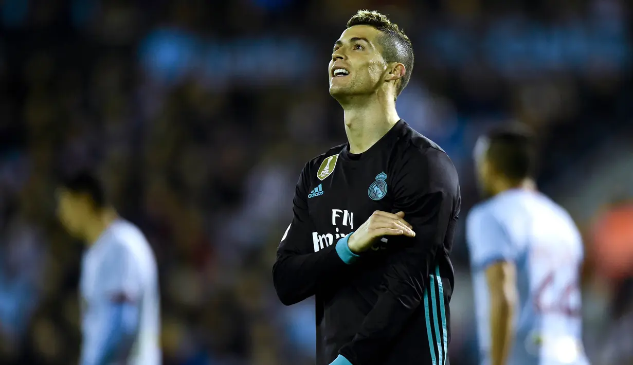 Bintang Real Madrid, Cristiano Ronaldo, tampak kecewa saat melawan Celta Vigo pada laga La Liga Spanyol di Stadion Balaidos, Vigo, Minggu (7/1/2018). Kedua klub bermain imbang 2-2. (AFP/Miguel Riopa)