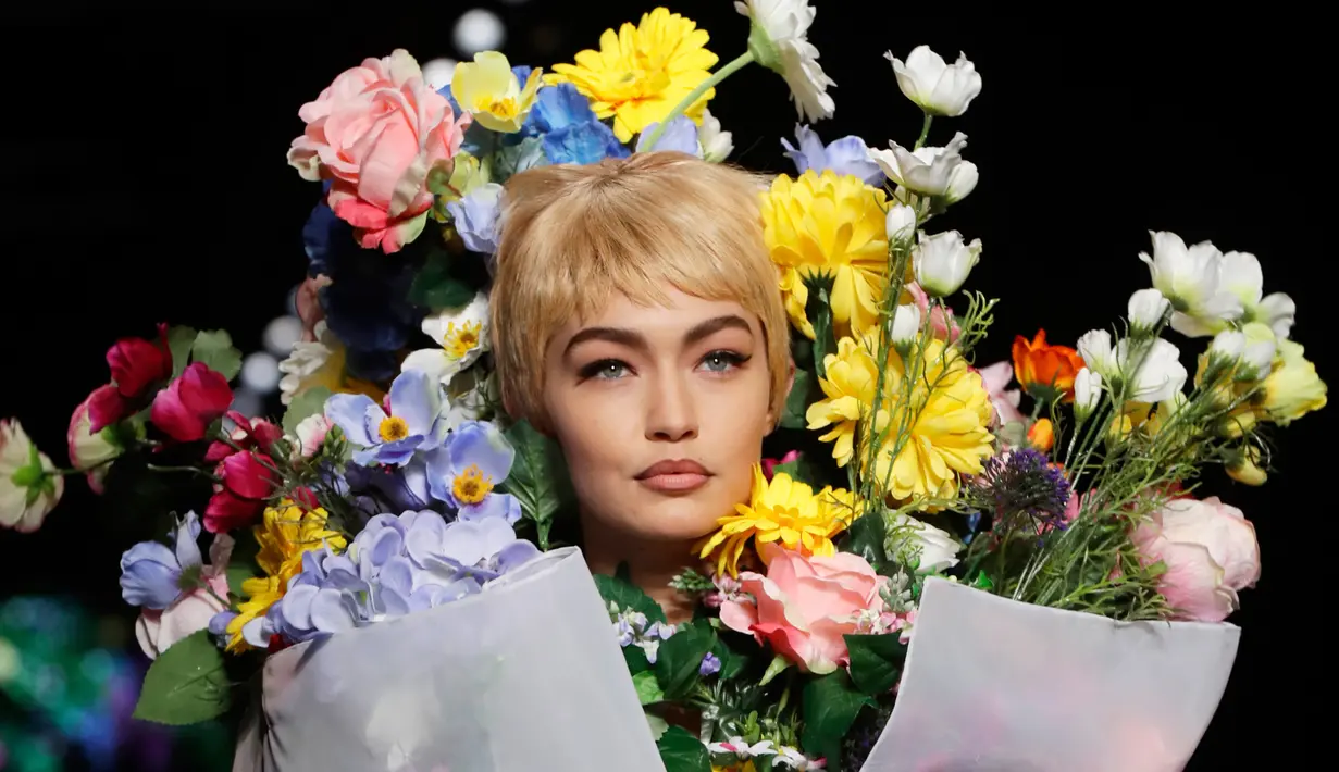 Top model Gigi Hadid mengenakan rancangan rumah mode Moschino saat Milan Fashion Week di Italia, Kamis (21/9). Gigi Hadid memperagakan koleksi Spring/Summer 2018 dari Moschino. (AP Photo/Luca Bruno) 