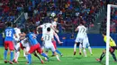 Striker Persija Jakarta, Bambang Pamungkas, membuang bola saat melawan Johor Darul Ta'zim pada laga AFC Cup di Stadion Hassan Yunos, Johor, Rabu (14/2/2018). JDT menang 3-0 atas Persija. (Media Persija)