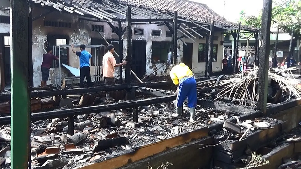 Sekolah Terbakar di Tulungagung Bikin Ratusan Siswa Gagal Belajar