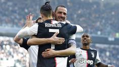 Pemain Juventus, Leoanrdo Bonucci dan Cristiano Ronaldo merayakan gol yang dicetak ke gawang Fiorentina pada laga Serie A di Stadion Allianz, Minggu (2/2/2020). Juventus menang 3-0 atas Fiorentina. (AP/Fabio Ferrari)