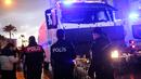 Polisi Turki mengamankan lokasi ledakan sebuah bom mobil yang terjadi di luar sebuah pengadilan di kota Izmir, wilayah barat Turki, Kamis (5/1). Sedikitnya 10 orang terluka akibat kejadian ini. (AFP PHOTO/Emre TAZEGUL)